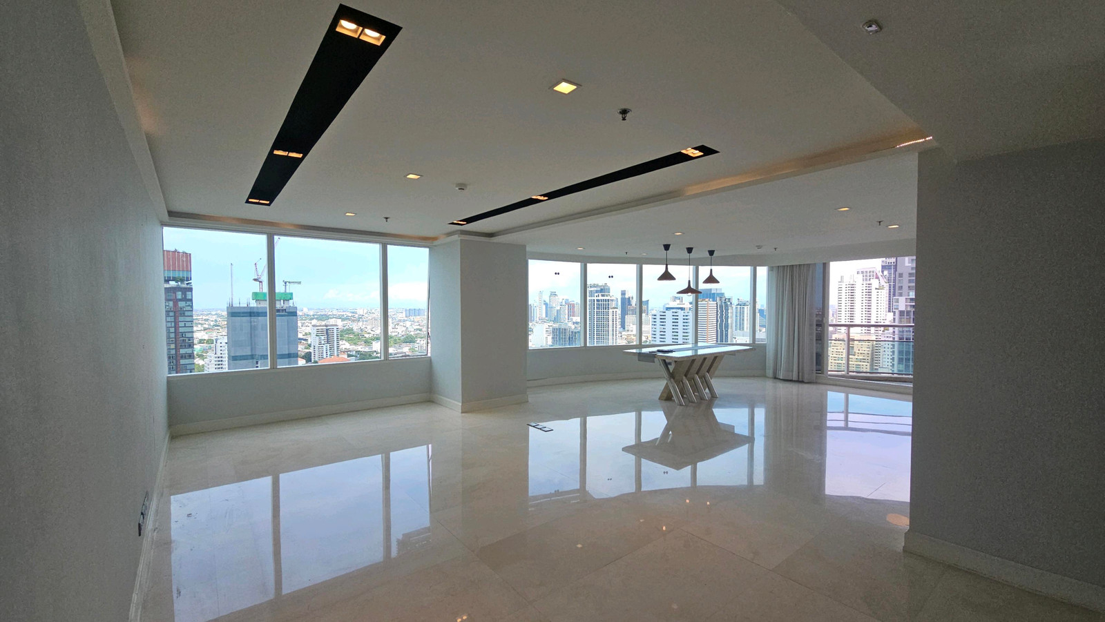 EXCLUSIVE INCREDIBLE DEAL - 232 Sqm high floor at Eight Tonghlor for 39MB