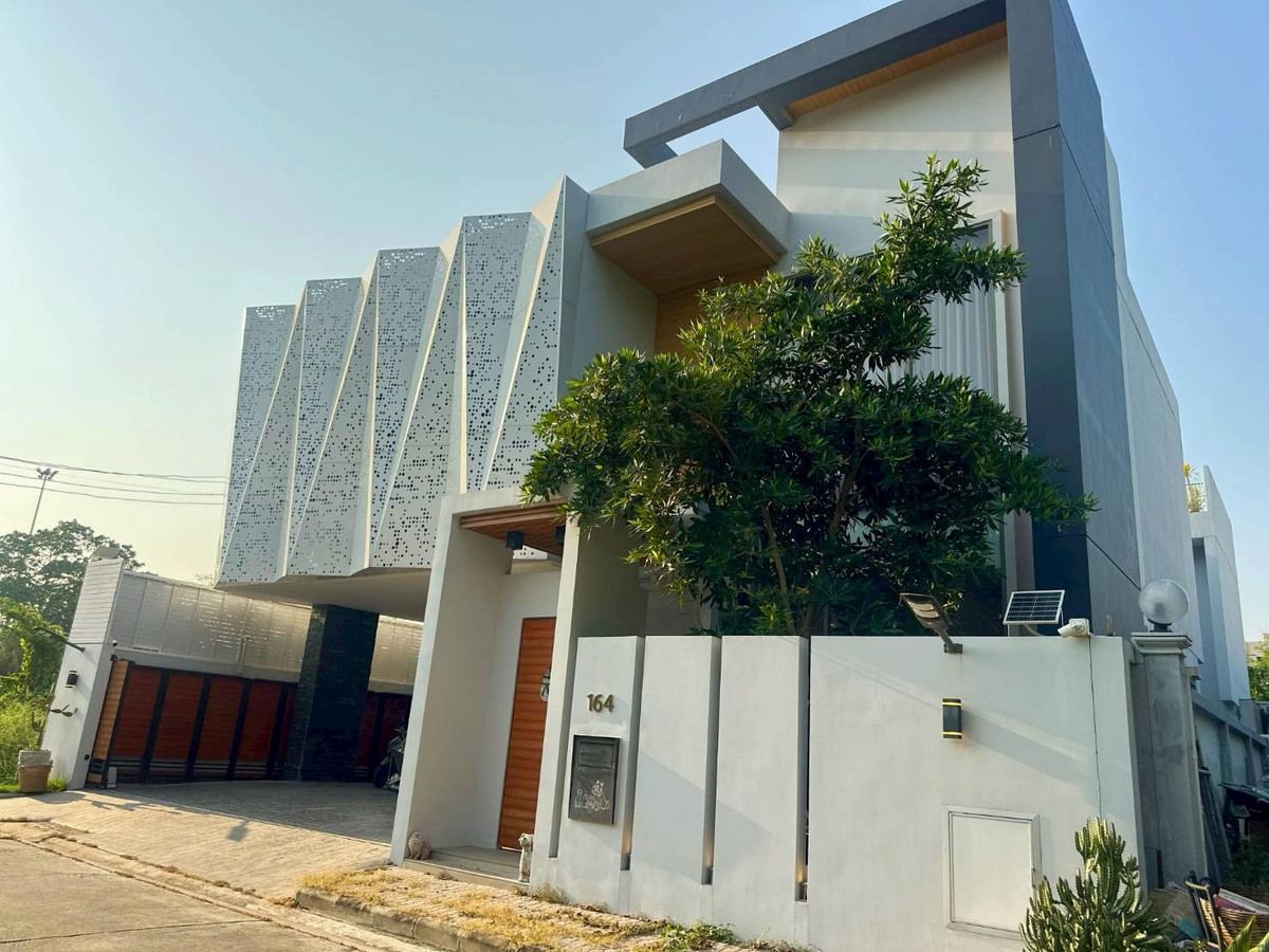 Luxury house for sale in Ramintra, size 109 square meters, 4 bedrooms, with swimming pool, near MRT, only 200 m., Ramintra 57, area 444 sq m. Smart Home, complete with functions for a large family. Ready to move in immediately at a price of only 36,900,00 Luxury house for sale in Ramintra, size 109 square meters, 4 bedrooms, with swimming pool, near MRT, only 200 m., Ramintra 57, area 444 sq m. Smart Home, complete with functions for a large family. Ready to move in immediately at a price of only 36,900,00