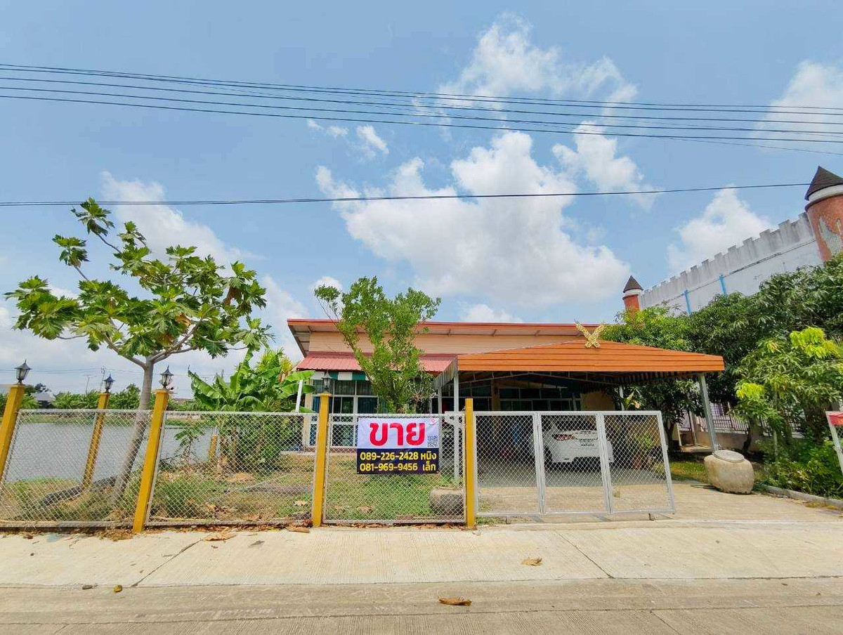 Single-storey detached house for sale, waterfront, resort atmosphere, Sriwaree Road, near Suvarnabhumi Airport.