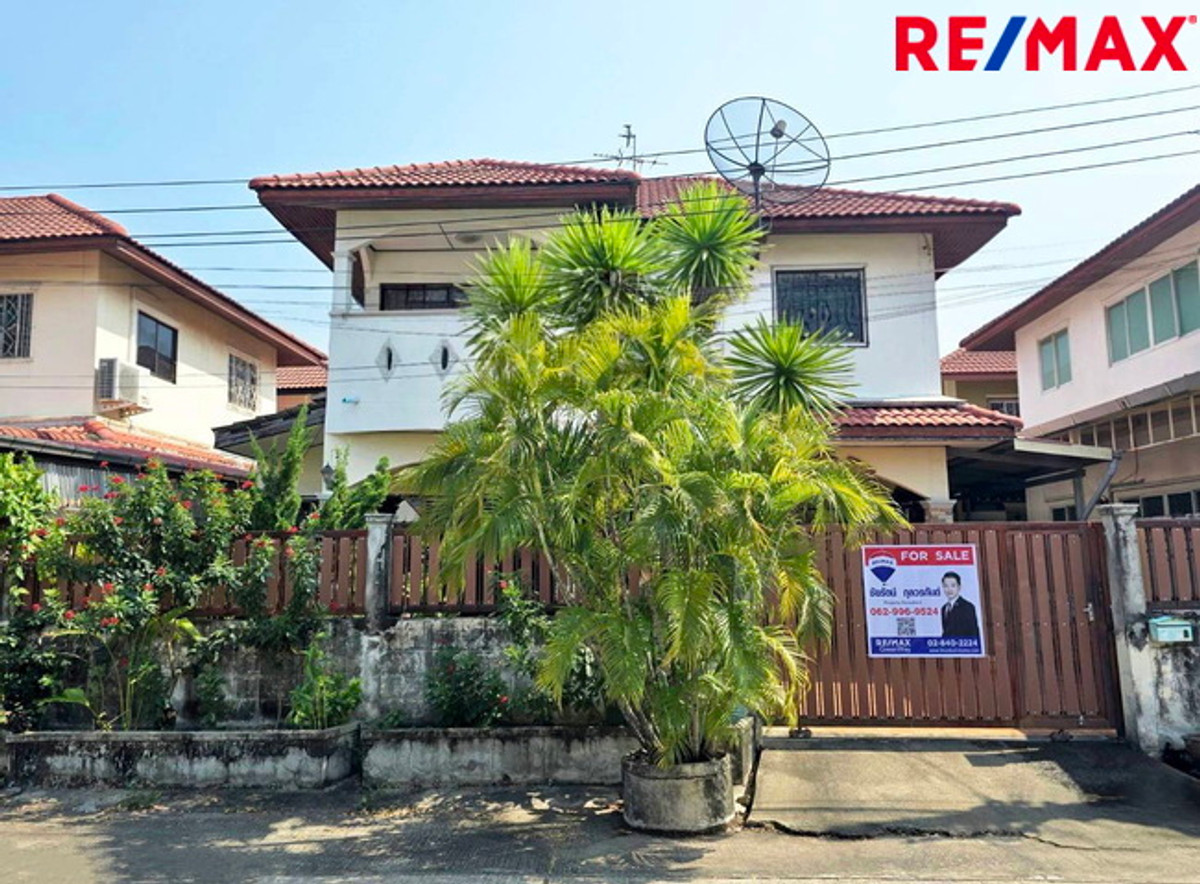 Semi-detached house for sale, Thaweethong Village 3, Phetkasem 69, along Khlong Phasi Charoen, north side. Semi-detached house for sale, Thaweethong Village 3, Phetkasem 69, along Khlong Phasi Charoen, north side.