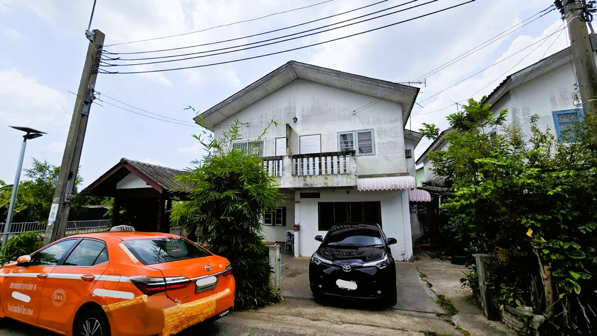 Spacious waterfront home, peaceful atmosphere! For Sale — Townhouse / Semi-detached, 71 Sq.Wah, Hansa Village Phetkasem 81, near MRT — ideal for own use or rental investment, great value!!