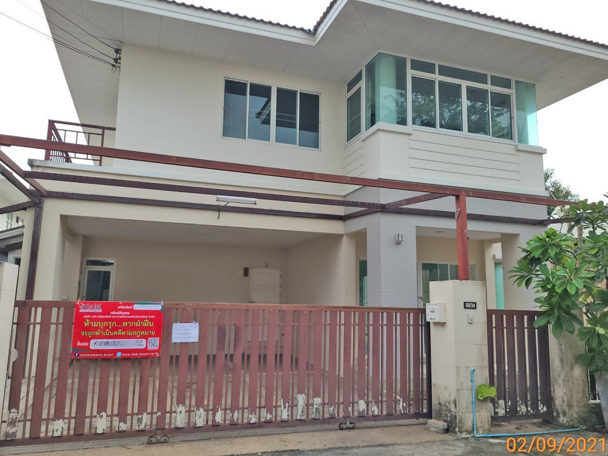Single house for sale in the corner of Thanrada Village.  Permsin Road area, Sai Mai, land size 66.40 sq m, lots of usable space 232.50 sq m, 3 bedrooms, 4 bathrooms, price negotiable.