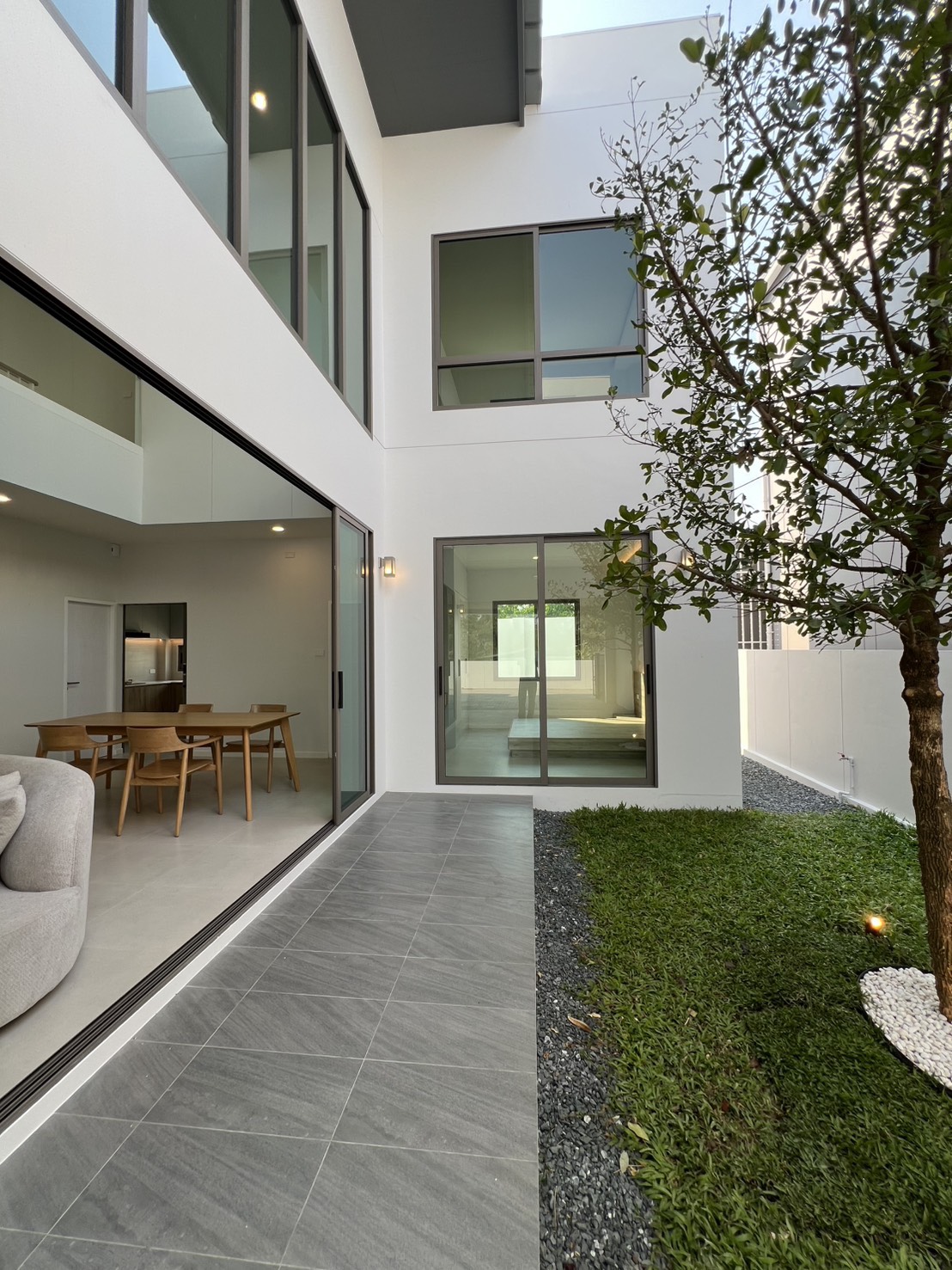 บ้านเดี่ยวสไตล์ Modern Minimal (สันปูเลย) พร้อม Private Courtyard ฟรี Fixed Furniture ทั้งหลัง – รูปที่ 3