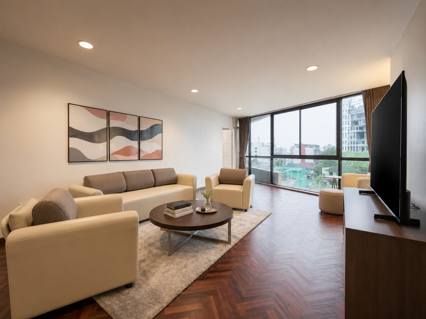 Private Residence 220 ตร.ม. • 3 ห้องนอน 3 ห้องน้ำ รีโนเวทใหม่ทั้งยูนิต • Low Density 2 ยูนิต/ชั้น • Pet Friendly • ฟรีที่จอดรถส่วนตัว