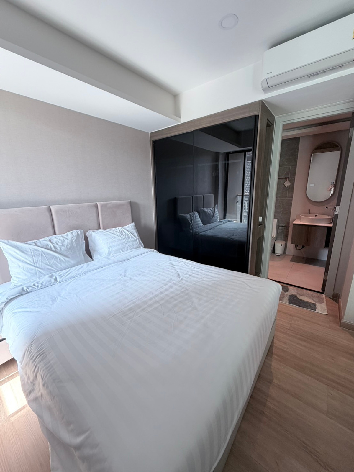 Lloyd Research Center-Thonglor LLOYD SOONVIJAI-THONGLOR Condo next to Bangkok Hospital, good investment, good to live in yourself.