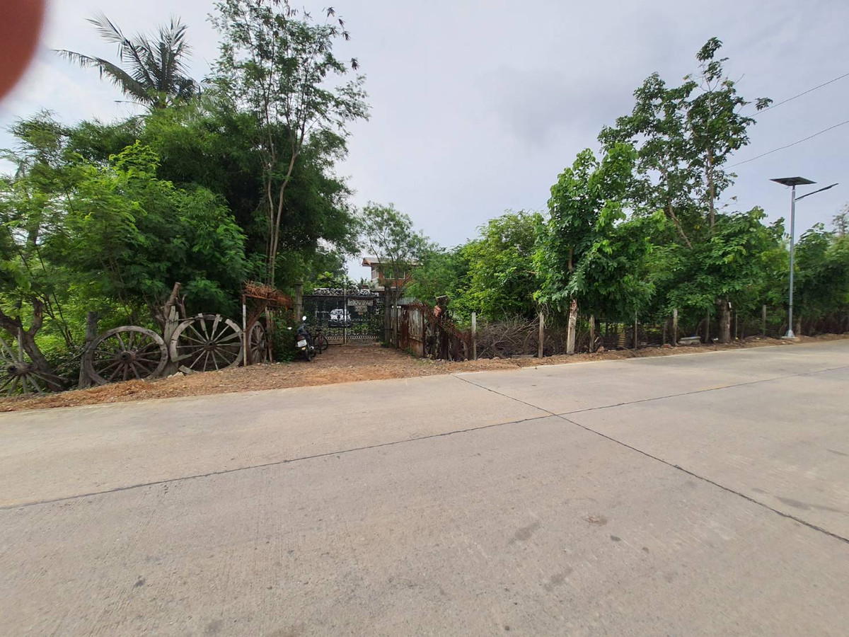Land for sale, already filled in, area 2-1-43 rai, Sam Khok District, Pathum Thani Province, plus a house, suitable for building a factory, warehouse, water and electricity ready. Land for sale, already filled in, area 2-1-43 rai, Sam Khok District, Pathum Thani Province, plus a house, suitable for building a factory, warehouse, water and electricity ready.