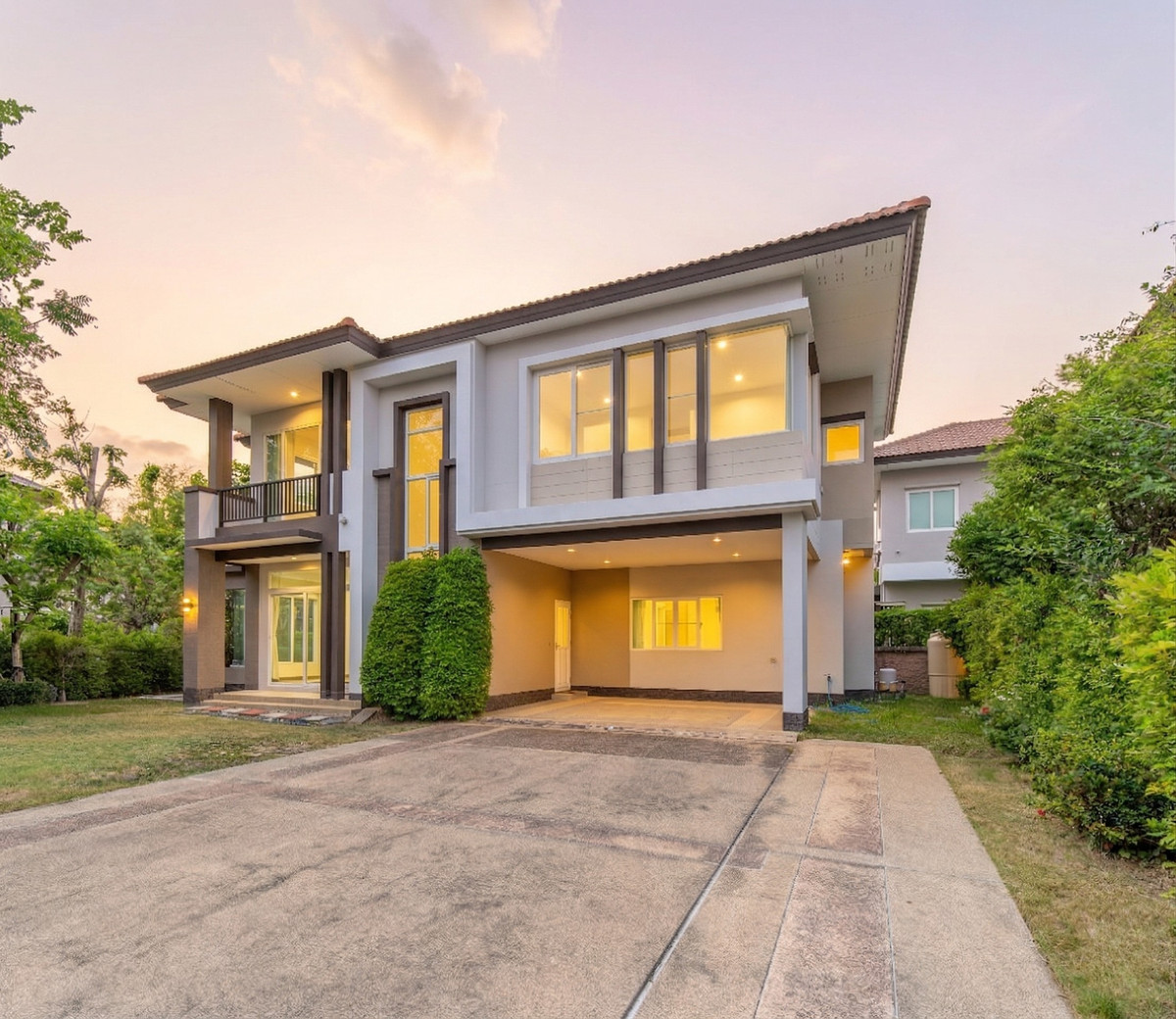 [Urgent sale] Luxurious mansion plot along Laddarom Chaiyaphruek-Chaengwattana, 104.4 sq m, very exclusive private location.