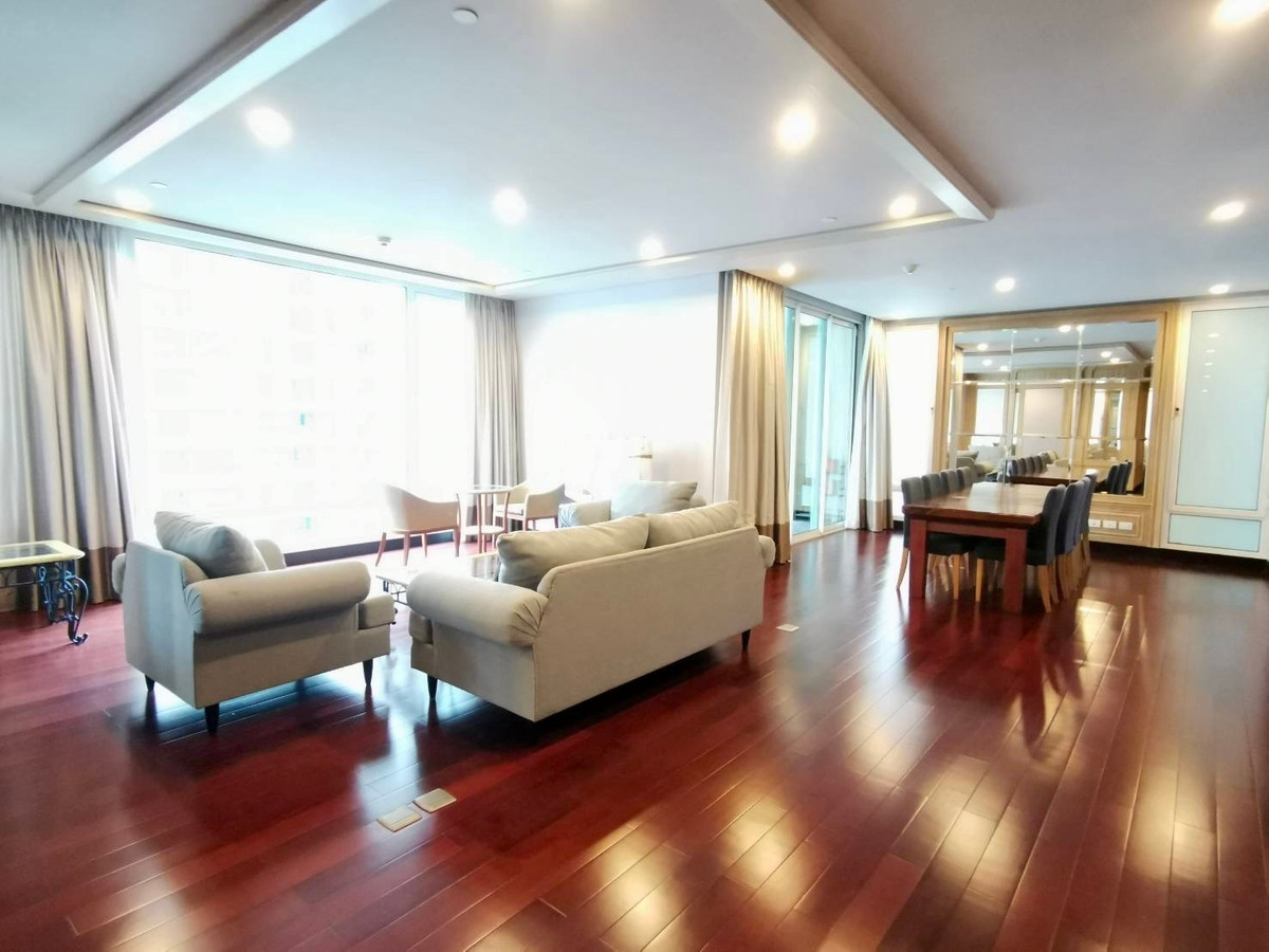 The Park Chidlom E1:  3bed 4bath + maid 258 sqm. 160,000/mth unfurnished Am: 0656199198