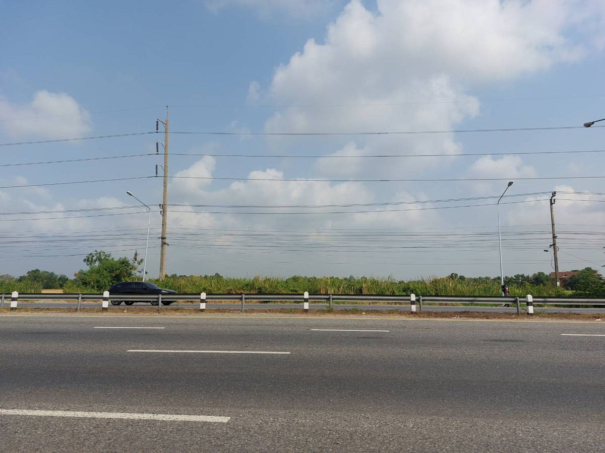 Cheap land for sale, next to Suwinthawong Road. Width almost 200 meters, rectangular, very beautiful.