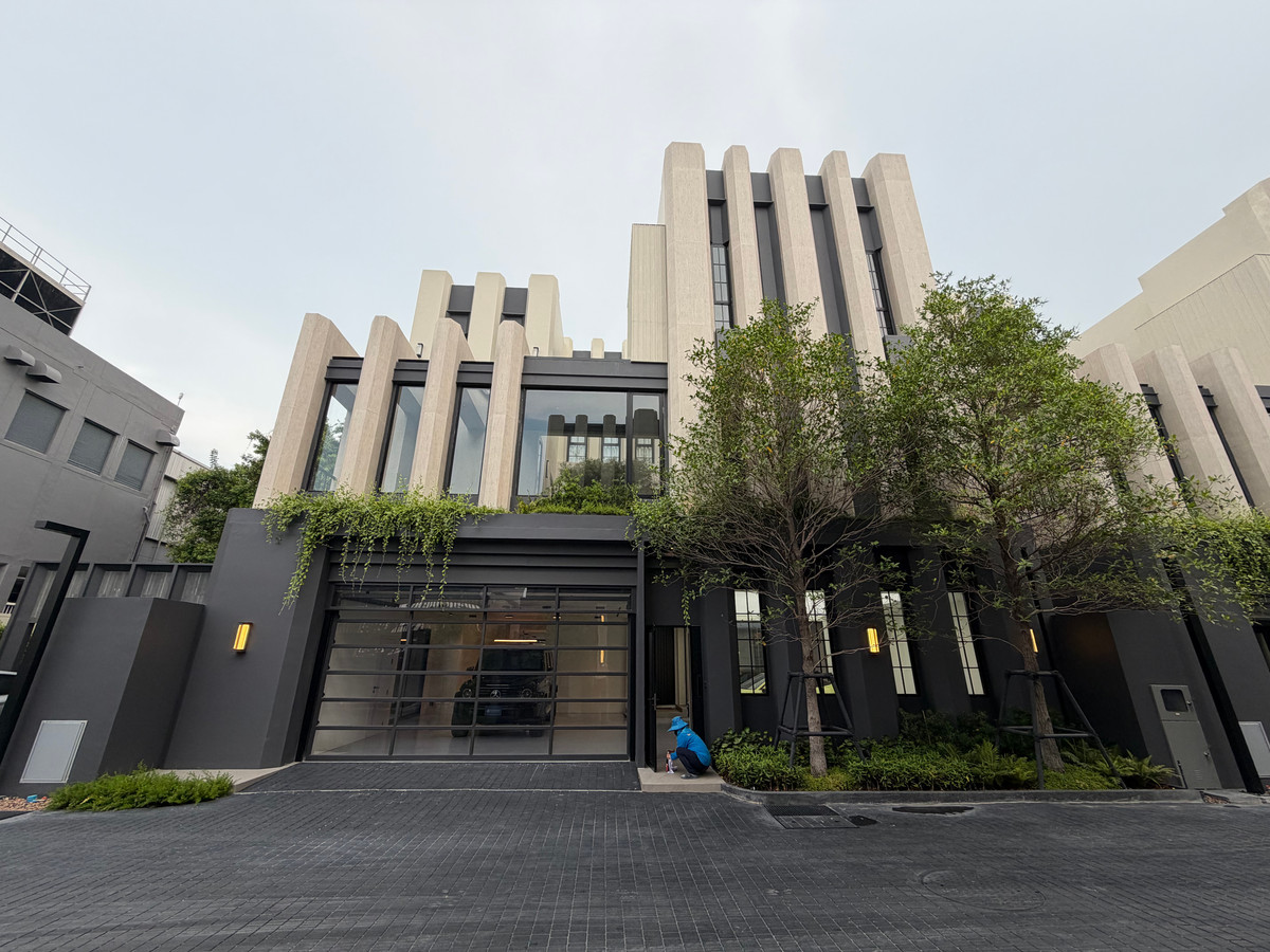 DAVEN Rama 9, house on Rama 9 Road, near The Nine.