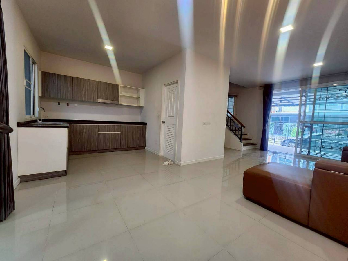 For rent THE VERONA Townhouse, 3 bedrooms, 3 bathrooms, build-in furniture, near Suvarnabhumi Airport.