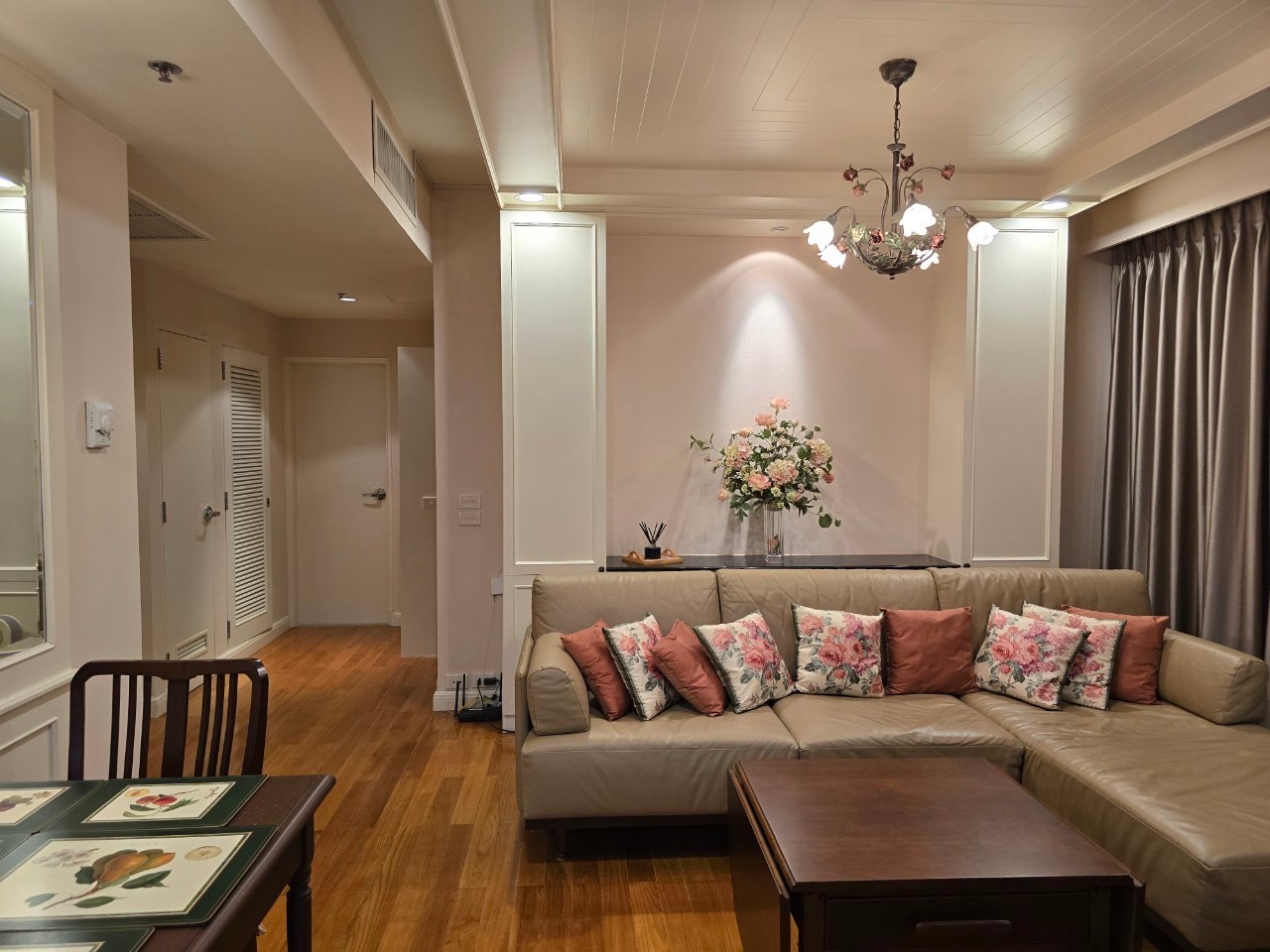 Luxury condo for sale, 97.05 sq m (1 Bed + Study), Prime Area location, Chidlom, make an appointment, Private Viewing, meets the needs of a superior lifestyle. Luxury condo for sale, 97.05 sq m (1 Bed + Study), Prime Area location, Chidlom, make an appointment, Private Viewing, meets the needs of a superior lifestyle.