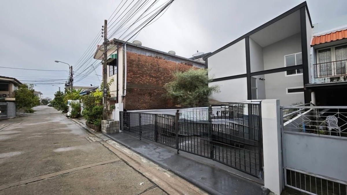 Semi-Detached House for Sale in Lat Phrao Chok Chai 4 near Central EastVille and CDC Easy Access Multiple Routes 52 sq.w Semi-Detached House for Sale in Lat Phrao Chok Chai 4 near Central EastVille and CDC Easy Access Multiple Routes 52 sq.w