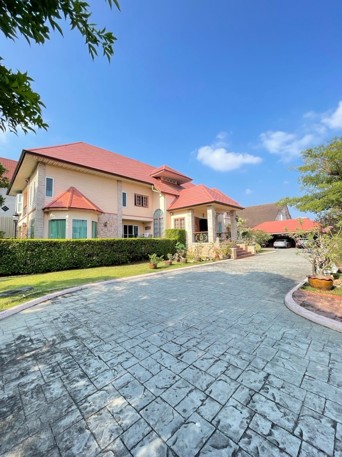 House for sale (second hand) 49M 🕊️Kritsada Nakhon 14 Borommaratchachonnani 58 project is opposite Sai Tai Mai. The  posted it himself.▪️ Land size 1 rai 1 ngan 1.2 sq m or 501.2 sq m.▪️ The front of the house faces north. which has a lake of th