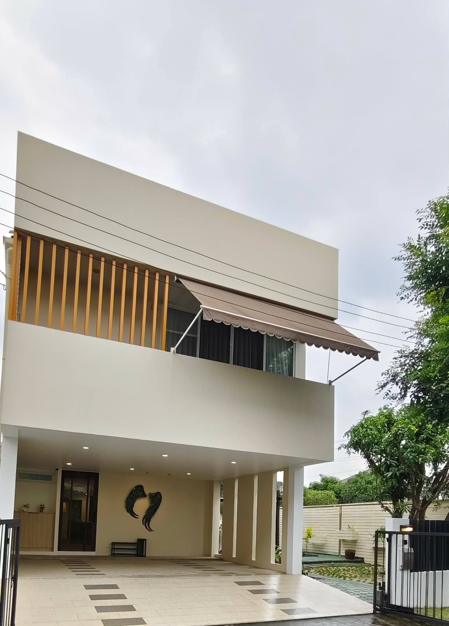 Luxurious detached house for rent, corner plot, Courtyard Villa Rama 9, area 400 sq m with private jacuzzi. Make an appointment to see the perfection Luxurious detached house for rent, corner plot, Courtyard Villa Rama 9, area 400 sq m with private jacuzzi. Make an appointment to see the perfection