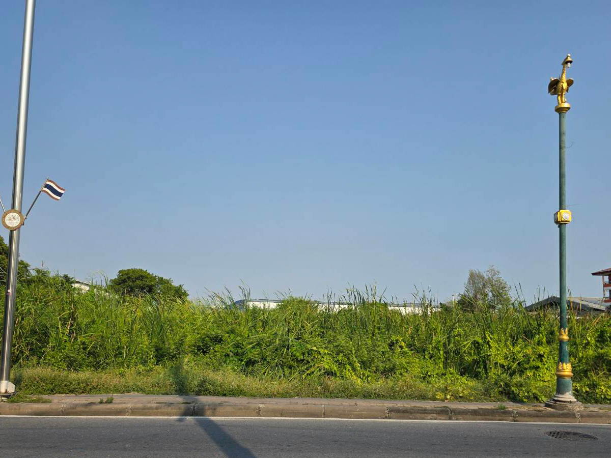 Land for sale, 7 rai, next to Central Park Hospital, Bang Chalong Subdistrict, Bang Phli District, Samut Prakan Province.