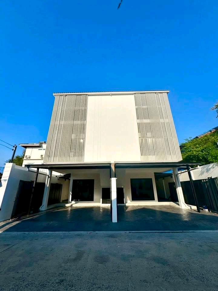 ✨ Home office for rent / 3-story semi-detached house, Modern Luxury style, brand new ✨ Location along the expressway (Lat Phrao 87, Intersection 28), behind the CDC, only 750 meters. ✨ Home office for rent / 3-story semi-detached house, Modern Luxury style, brand new ✨ Location along the expressway (Lat Phrao 87, Intersection 28), behind the CDC, only 750 meters.