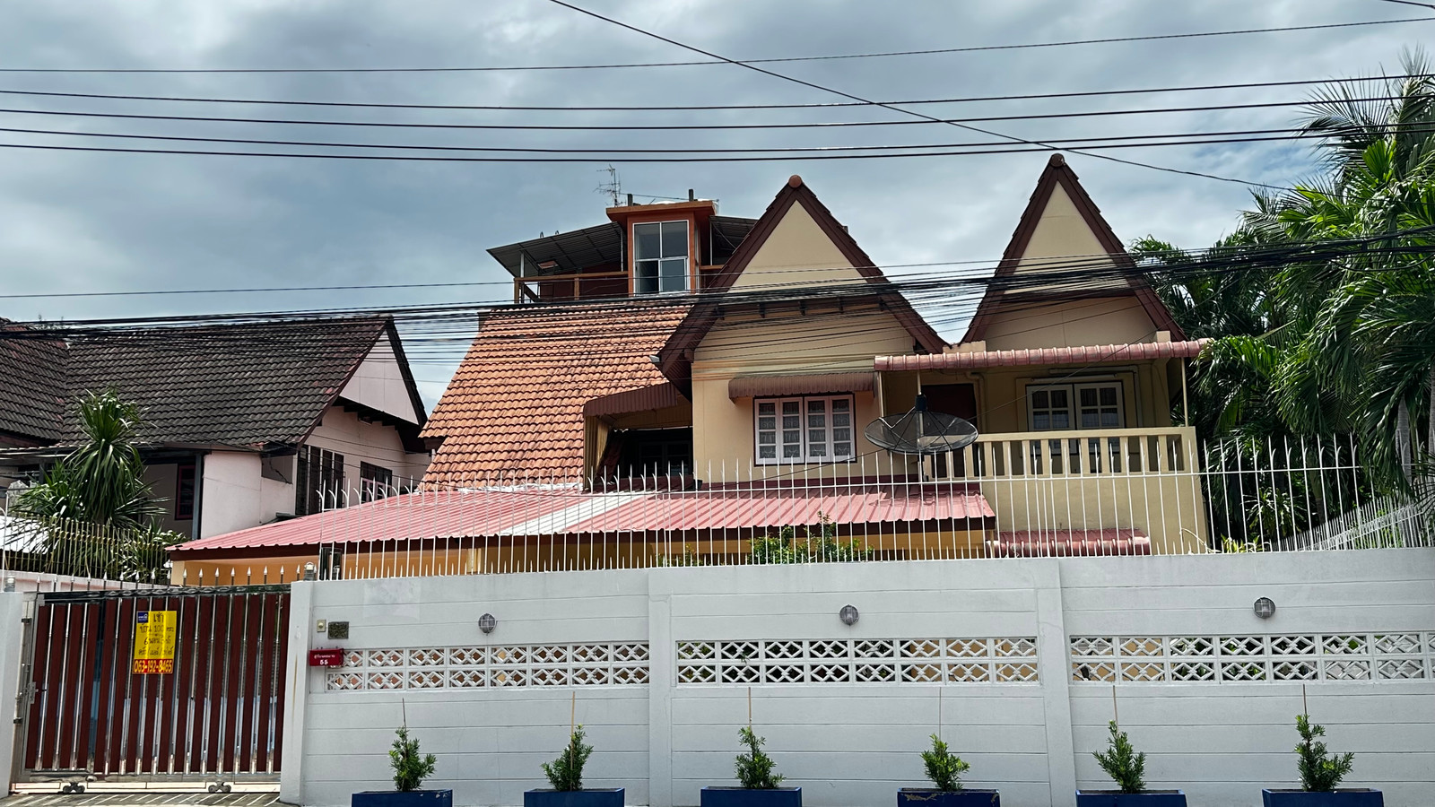 Single house 100 sq m near BTS Punnawithi, lots of room, 6 bedrooms, 3 bathrooms, ready to live in or use as an office, office room, large living room, air conditioning and fully furnished. Single house 100 sq m near BTS Punnawithi, lots of room, 6 bedrooms, 3 bathrooms, ready to live in or use as an office, office room, large living room, air conditioning and fully furnished.