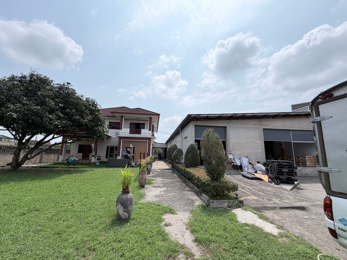 ขาย ที่ดินพร้อมบ้านพักอาศัยและโกดังสินค้า ทำเลศักยภาพ เคหะร่มเกล้า 72