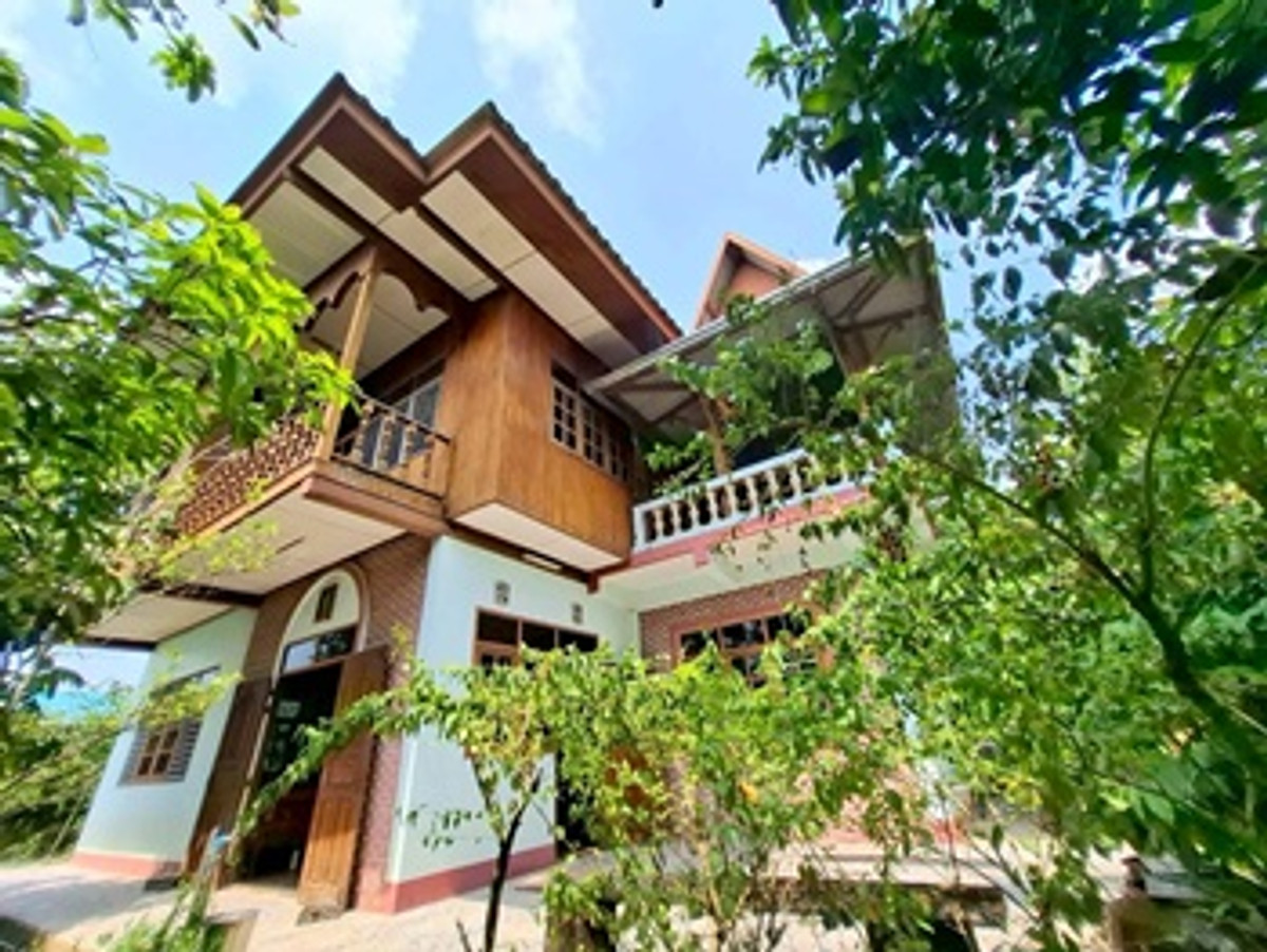 ขายด่วน! ที่ดินพร้อมบ้านสวนริมน้ำ บ้านครึ่งตึกครึ่งไม้ สุดคลาสสิก ทำเลทอง ต.วัดเพลง จ.ราชบุรี ราคา 15,000,000 บาท  