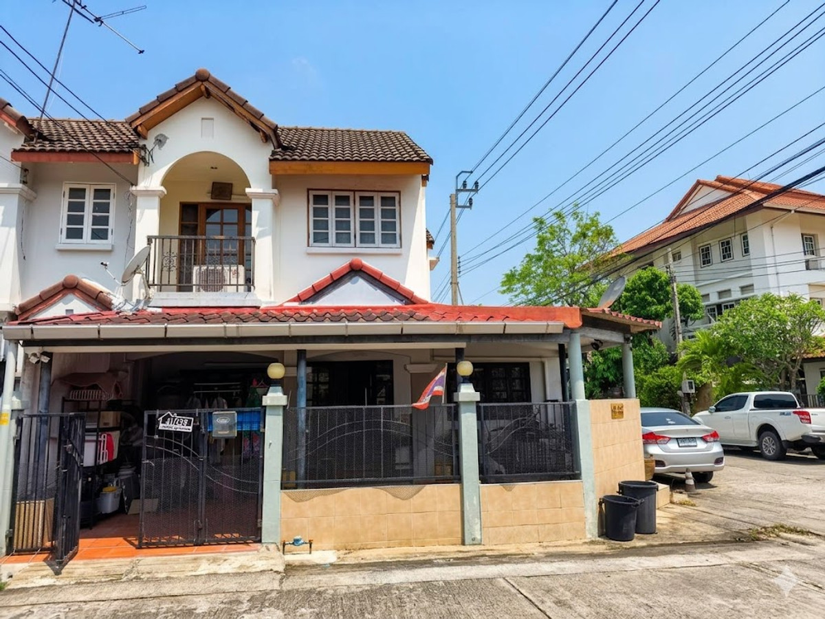 Townhome for sale, corner unit, Rattanawalai Village, Soi Vibhavadi Rangsit 39, good location, convenient travel, near Future Park Rangsit.