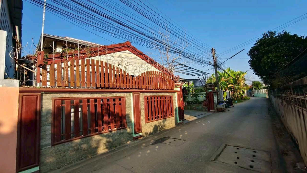 For sale: semi-concrete teak house, beautiful, classic, prime location in the heart of Phitsanulok city. Near Central-Buddhist Hospital For sale: semi-concrete teak house, beautiful, classic, prime location in the heart of Phitsanulok city. Near Central-Buddhist Hospital
