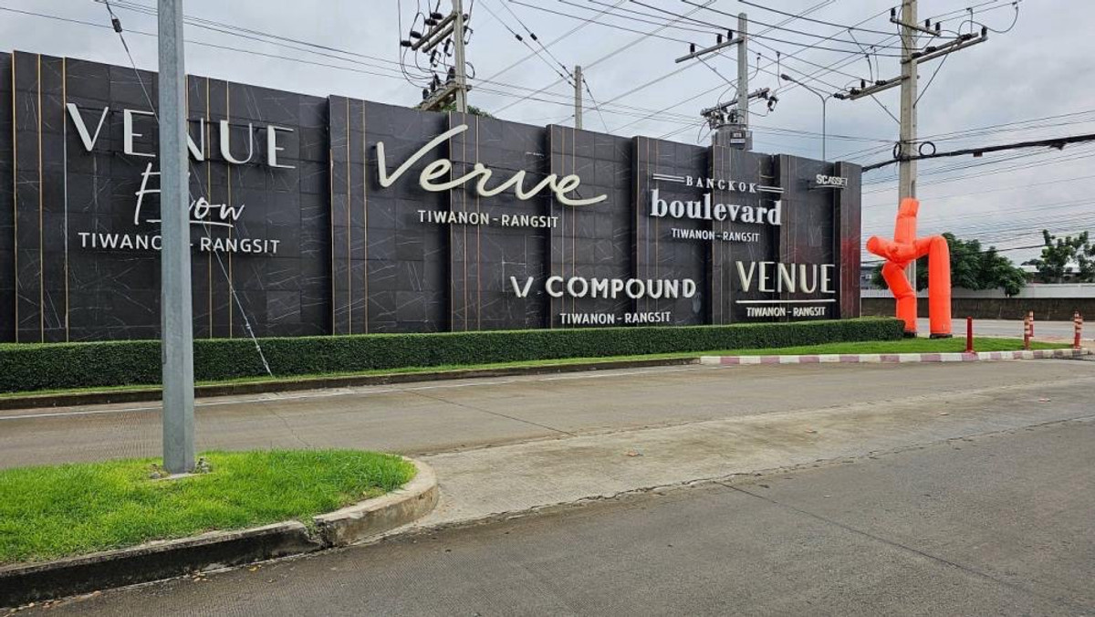 ❤️❤️Rent / sell with tenant, selling at a loss, V compound village Tiwanon. Rangsit, 2-story townhome,  never lets it out, parking for 2 cars, 2 bedrooms, 2 bathrooms, 1 storage room, usable area 110 sq m (17.5 sq m), complete with air conditioning,  – รูปที่ 3