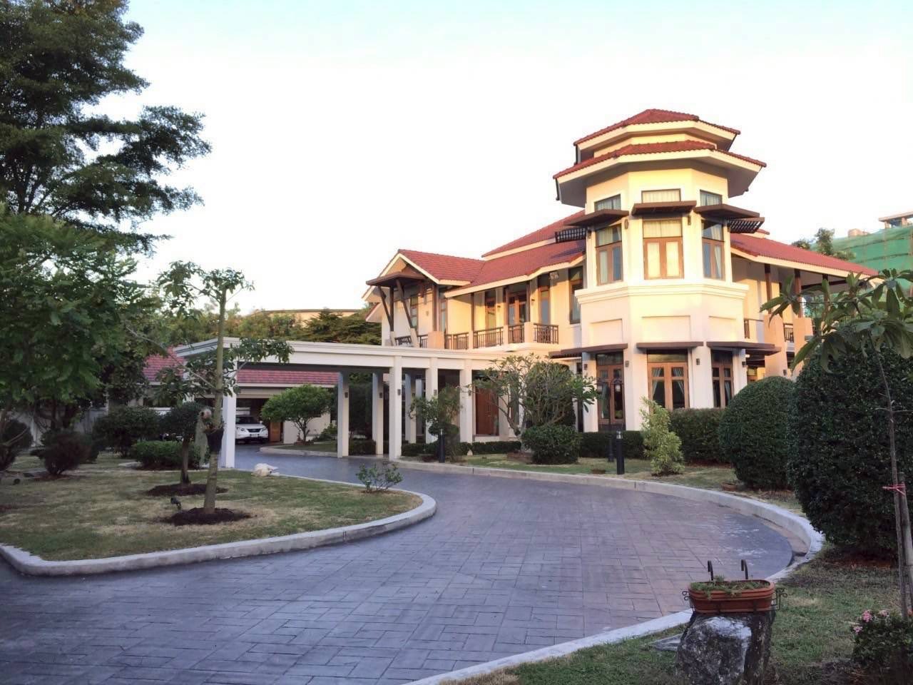 Luxury Pool Villa for Sale - Near Central Chonburi Luxury Pool Villa for Sale - Near Central Chonburi