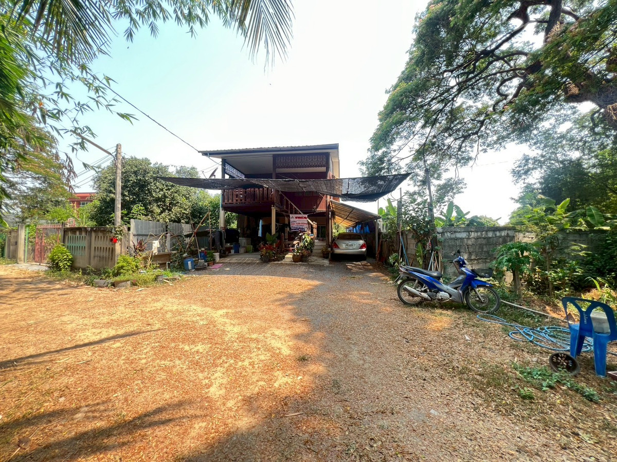 บ้านเดี่ยว 2 ชั้น 42 ตร.ว. ครึ่งปูนครึ่งไม้สัก สภาพดี จ.สิงห์บุรี – รูปที่ 2