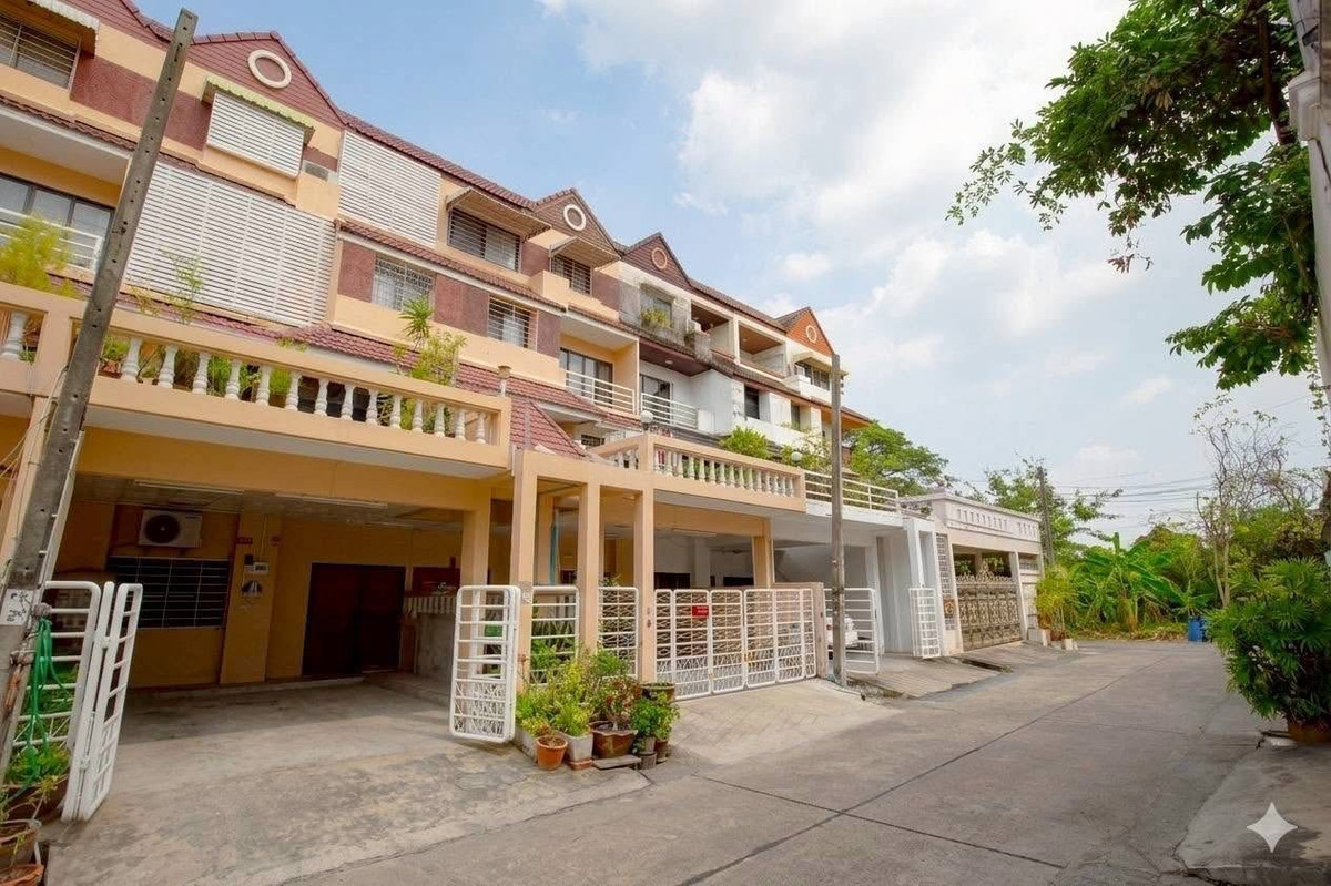 Townhouse for rent Warathorn Ville Village, Phatthanakan 44, beautiful house, ready to move in with your bags (N.2077) Townhouse for rent Warathorn Ville Village, Phatthanakan 44, beautiful house, ready to move in with your bags (N.2077)