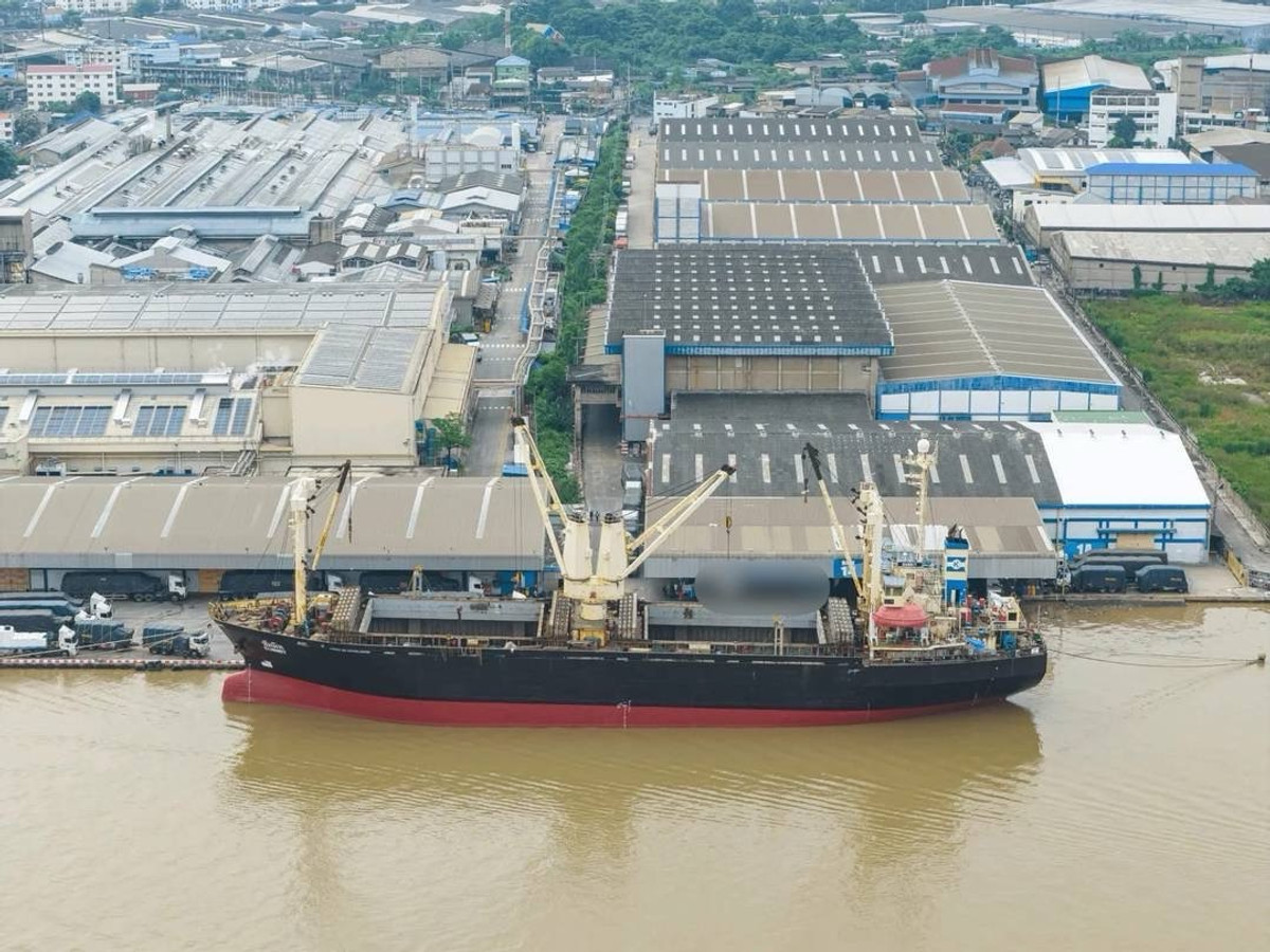 Warehouse, dock, logistics, international shipping, there is a 3,600 sq m warehouse for rent @ Pu Chao Saming Phrai - Samrong, Samut Prakan Province, near the industrial estate. Warehouse, dock, logistics, international shipping, there is a 3,600 sq m warehouse for rent @ Pu Chao Saming Phrai - Samrong, Samut Prakan Province, near the industrial estate.