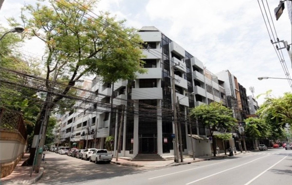 [For rent] shophouse/corner building Prime location on Surawong Road Suitable for both office and residence.