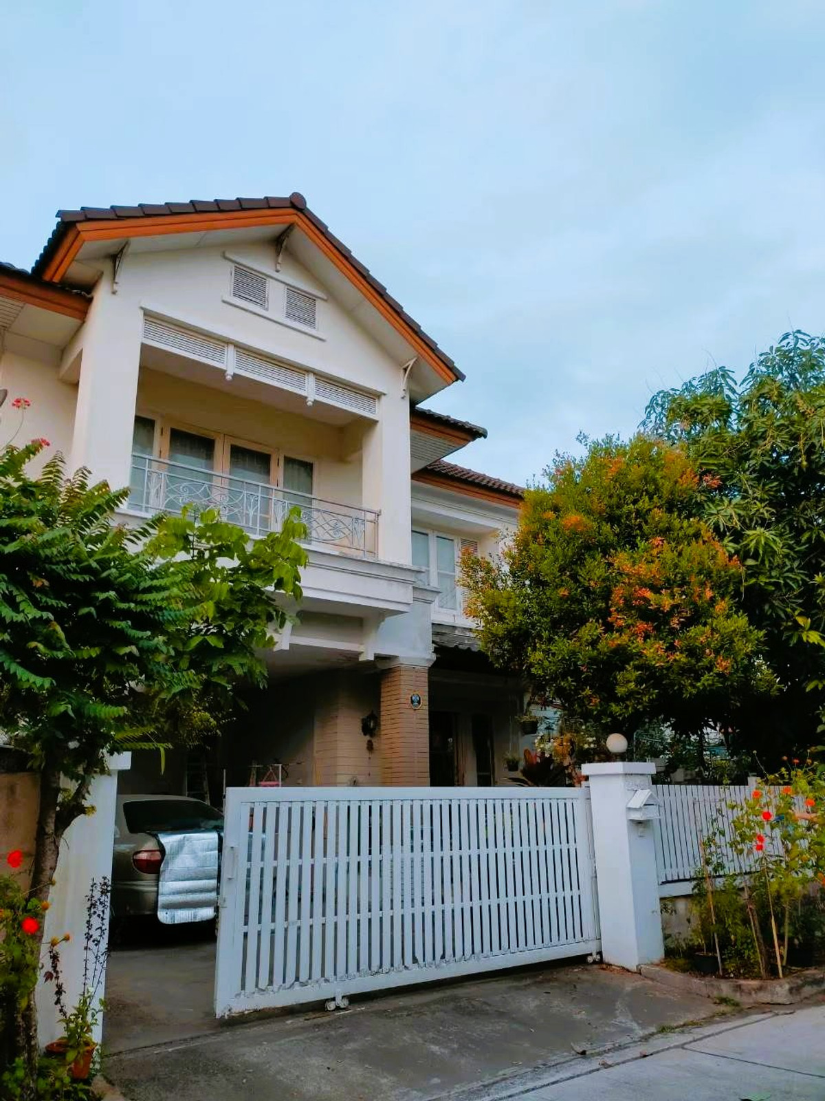 Detached house in a rare location! Not deep inside the alley!! Village entrance less than 1 km from Kanchanaphisek Road. For sale: Single house, 53.5 sq.wah, Plai Bang Road area, near U-turn, Wat Sri Prawat & Wat Sri Rueang Boon, Bang Kruai, Nonthabur