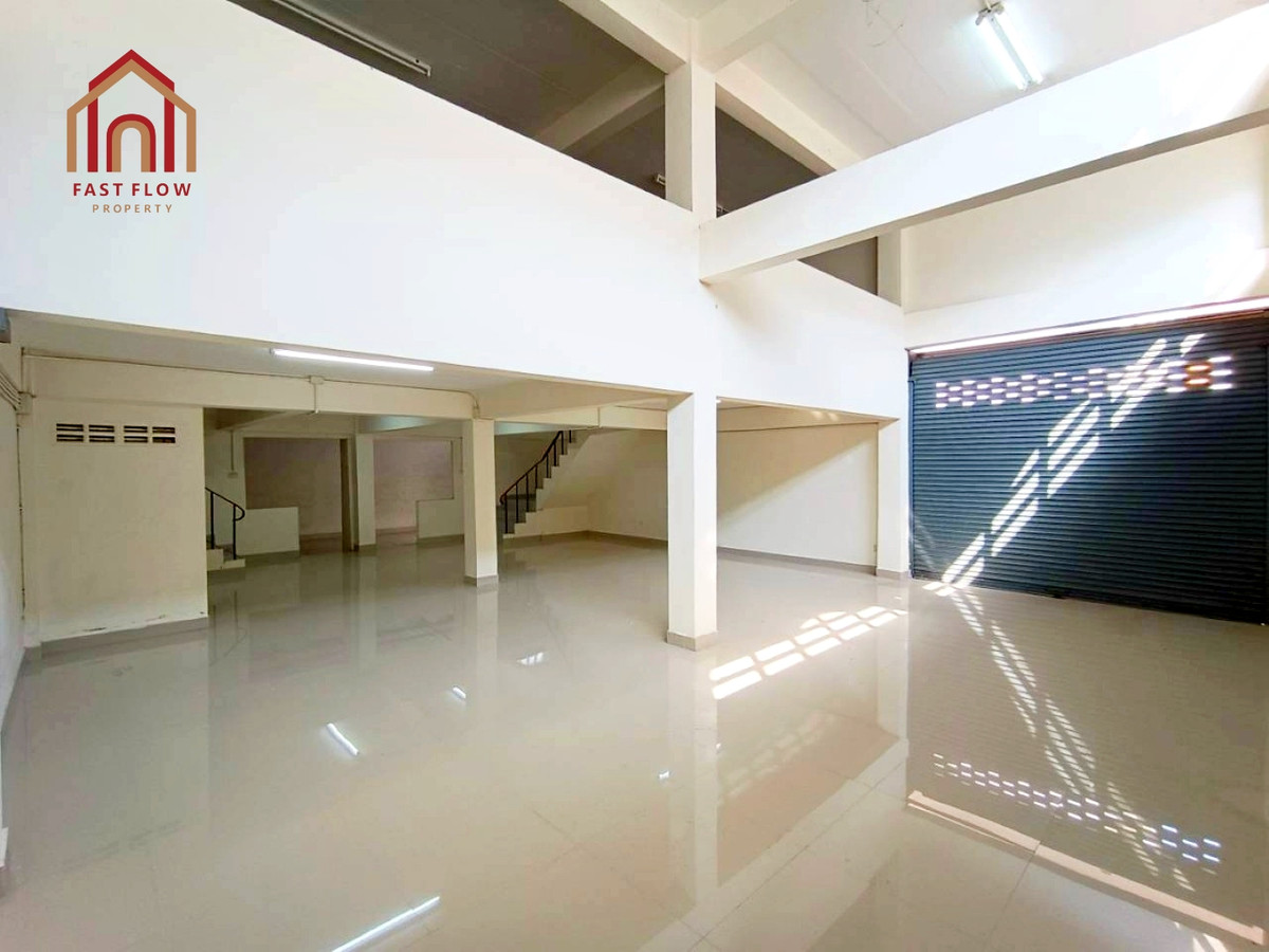 Bargain! 3.5-story, 2-unit commercial building with rooftop for sale in Pathumporn Village, Bang Luang, Pathum Thani. The cheapest commercial building in the area! Near Big C Supercenter Pathum Thani. – รูปที่ 2