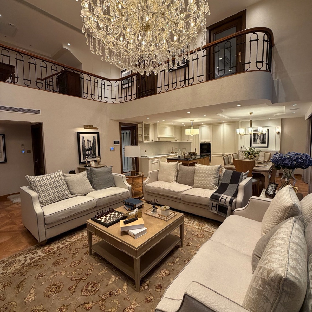 Luxurious Pool Villa, European Classic style, in the Ekkamai-Thonglor area, giving an atmosphere like a private mansion in the heart of the city. Luxurious Pool Villa, European Classic style, in the Ekkamai-Thonglor area, giving an atmosphere like a private mansion in the heart of the city.