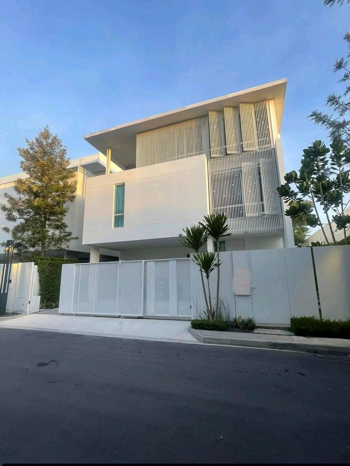 For Rent Single House 3 Story VIVE Ekamai- Ramintra 4 Bedrooms 5 Bathrooms near CDC For Rent Single House 3 Story VIVE Ekamai- Ramintra 4 Bedrooms 5 Bathrooms near CDC