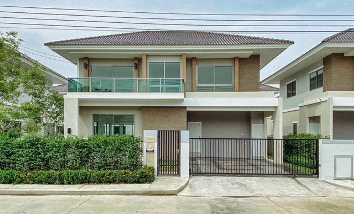 Single house Perfect Place Rama 9 - Krungthep Kreetha, fully decorated with built-ins. The front of the house is not directly in front of anyones house.