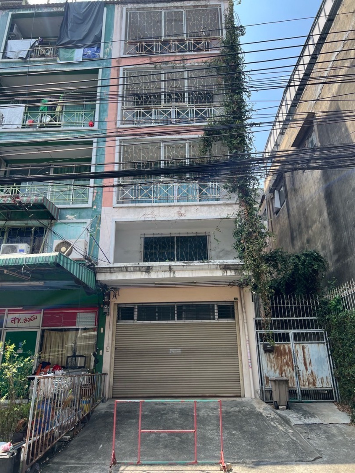 5-story commercial building for sale, suitable for living or office use. 5-story commercial building for sale, suitable for living or office use.