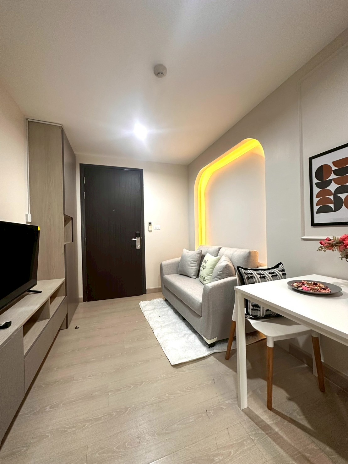 Selling Niche ID Sukhumvit 113. Excellent location on Sukhumvit Road, convenient transportation, near BTS Samrong. Fully furnished, ready to move in. Beautiful unit, easy to live in or rent out as an investment.