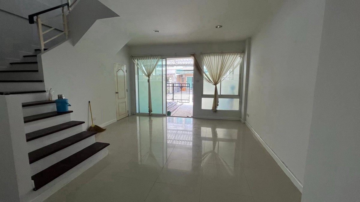 Home office ติดmrt สายสีเหลือง /5 ห้องนอน 4 ห้องน้ำ /39,000