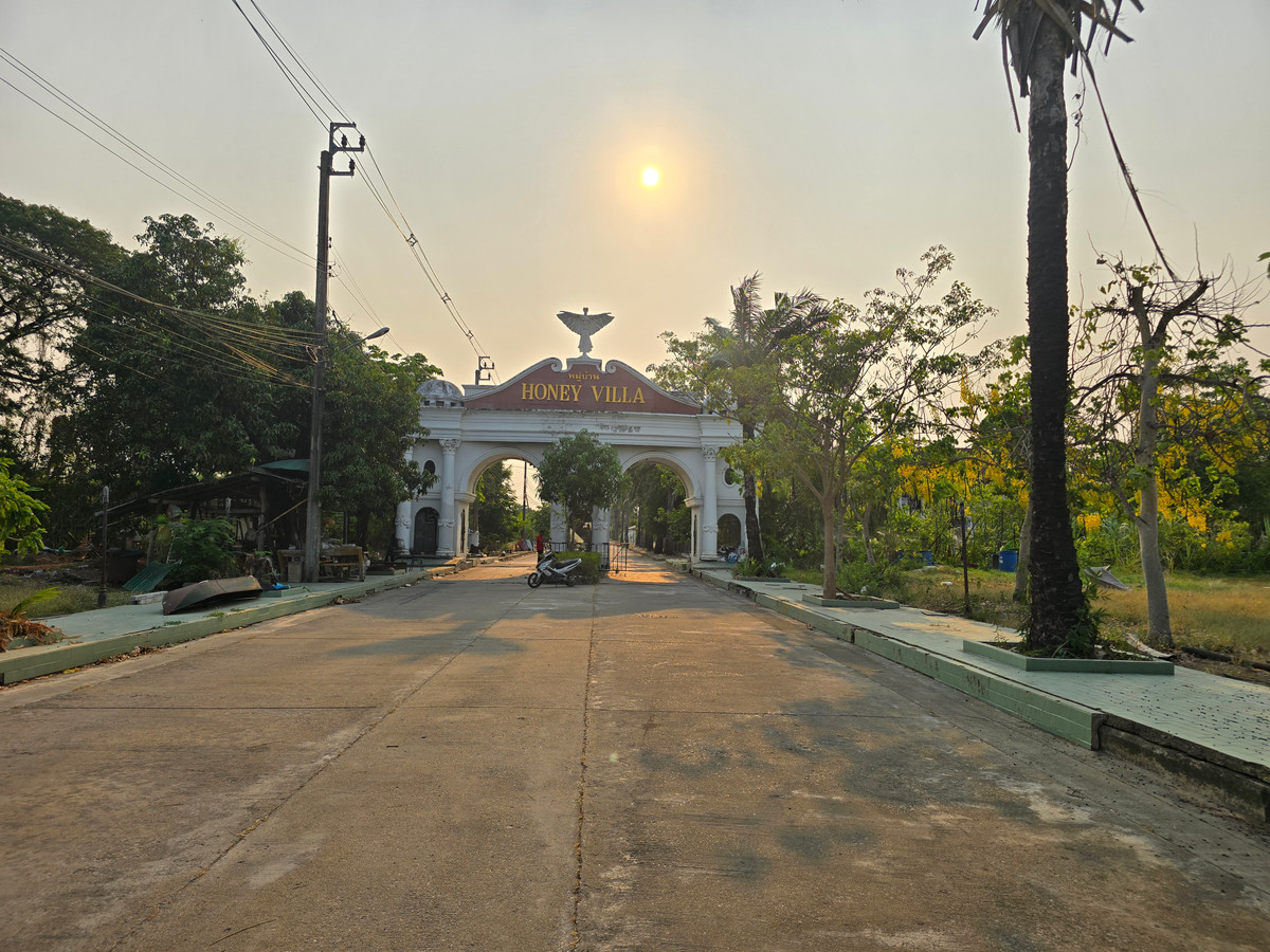 📍 Land for sale 232 sq m. Beautiful plot, prime location! Honey Villa Village (Phutthamonthon Sai 1), corner plot of land, next to the road on 2 sides. 📍 Land for sale 232 sq m. Beautiful plot, prime location! Honey Villa Village (Phutthamonthon Sai 1), corner plot of land, next to the road on 2 sides.