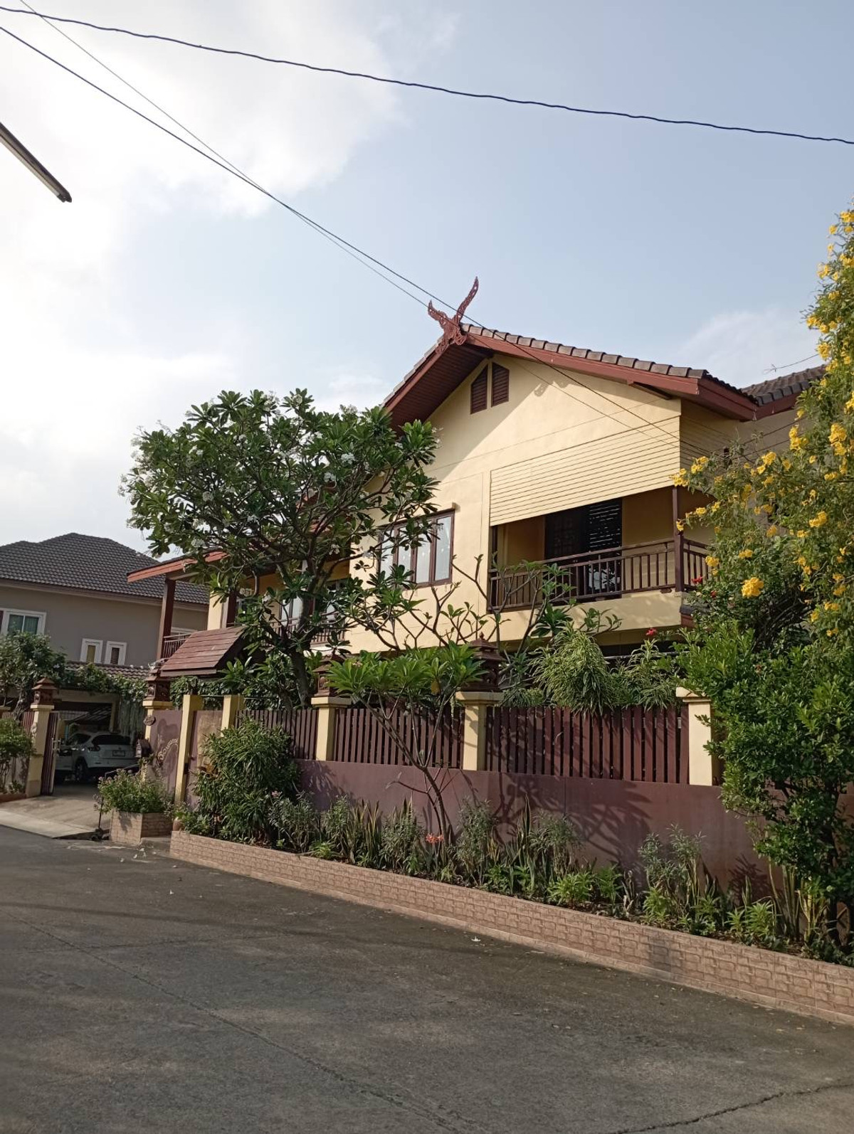 House for sale Sinthana Green Ville Navamin 50 Unique half concrete half wooden house with private swimming pool