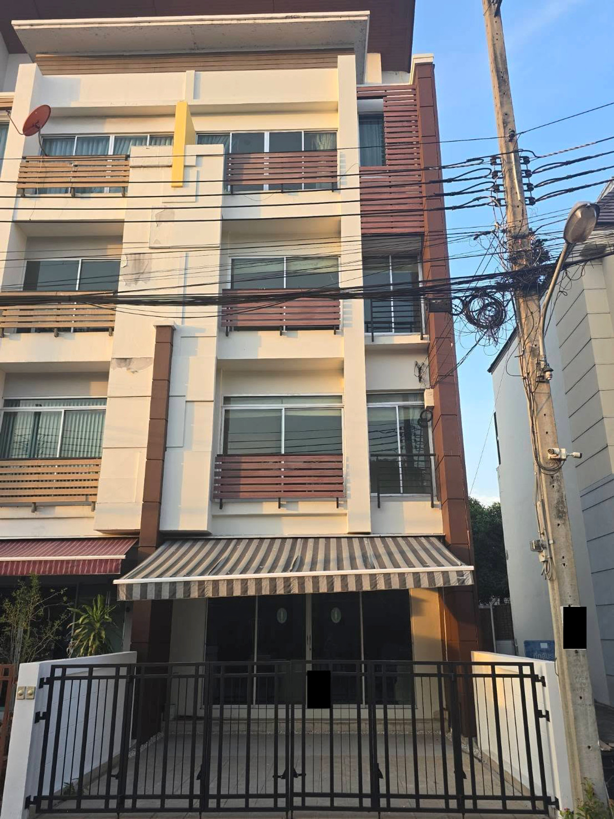 หลังมุม 26.7ตรว 6นอน5น้ำ2จอด ทาวน์โฮม 4 ชั้น บ้านกลางเมือง เออร์บาเนี่ยน ลาดพร้าว 71 