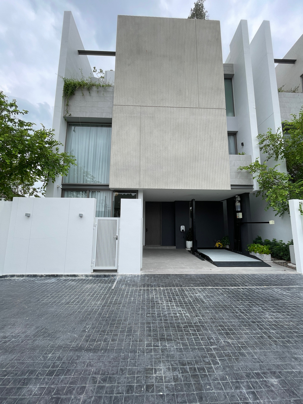 Luxurious 4-storey detached house for sale, fully furnished, ready to move in | Maximum privacy, only 8 units, on Rama 9 location, near Samitivej Hospital, convenient travel #No common fees for life