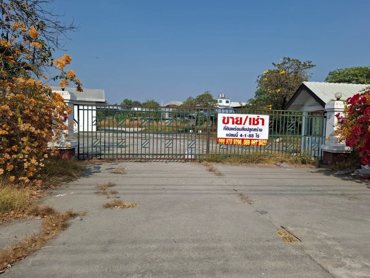 Land 4 rai 1 ngan 88 sq m. There is a building. Land 4 rai 1 ngan 88 sq m. There is a building.