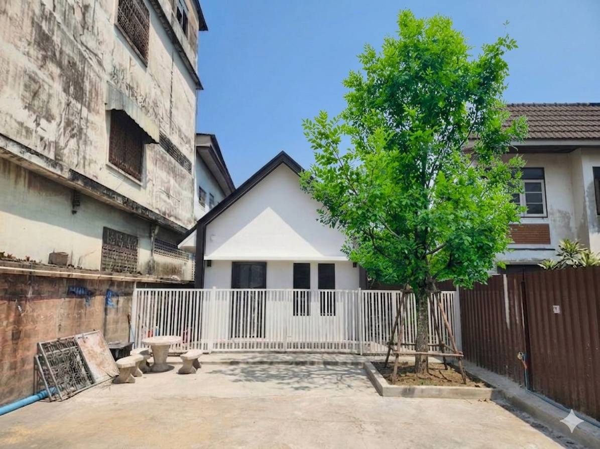 Rent or sell a 2-story house, 1 bathroom, 2 bedrooms, 1 living room, 1 multi-purpose room, 2 car parking spaces, complete with electrical appliances and 3 air conditioners, next to Pracha Uthit Road. Next to Song Pracha Uthit, Soi 1, approximately 200 m. 