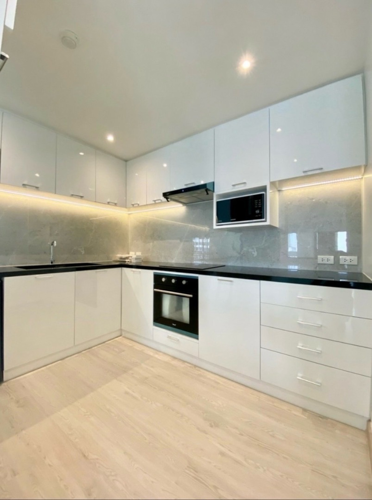 ✨🔥 For Rent 🔥✨คอนโด 2 ห้องนอน ใจกลางสีลม Silom Condominium📍 ใกล้ BTS ศาลาแดง + MRT สีลม (เดินถึง!)🐶🐱 Pet Friendly เลี้ยงสัตว์ได้ – รูปที่ 3
