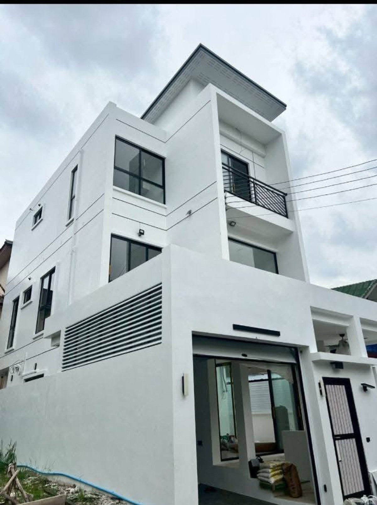 ให้เช่าบ้านเดี่ยว 3 ชั้น Luxuryสร้างใหม่บนพื้นที่ส่วนตัว ตกแต่งสวยหรู โซนทาวน์อินทาวน์ ทางด่วนเอกมัย-รามอินทรา แอร์เฟอร์ครบพร้อมเข้าอยู่ มี5ห้องนอน3ห้องน้ำ 1ห้องอเนกประสงค์ เช่า140,000บาท/เดือน