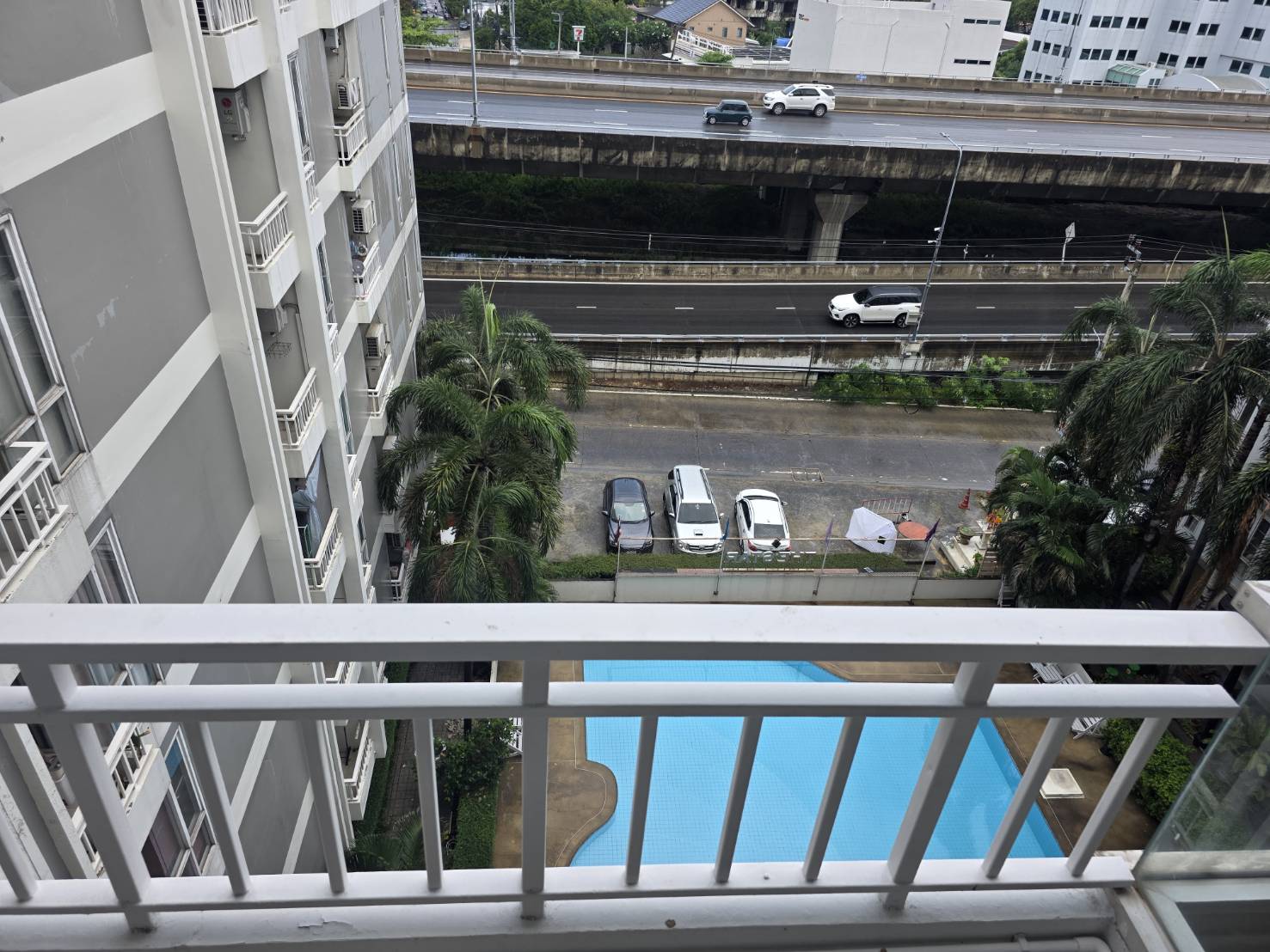 ขายด่วน คอนโดใหญ่ วิวสระ ติดทางด่วน ใกล้ The Mall งามวงศ์วาน ล้านต้นๆ – รูปที่ 3