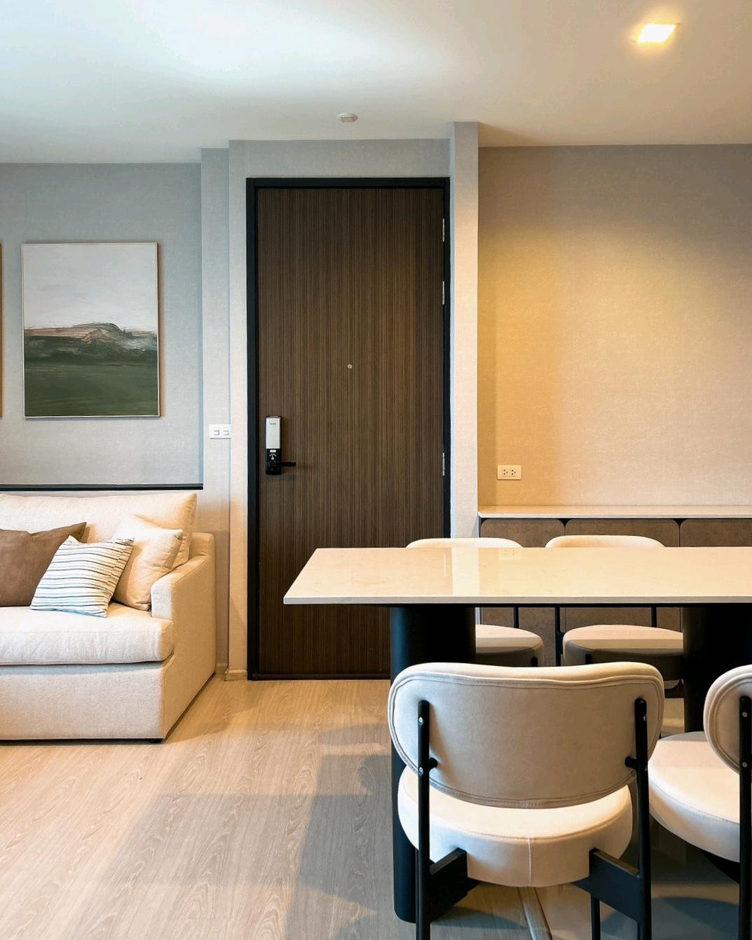 (New Listing!📌 Listen to offers! 🌳) Rhythm Sukhumvit 44/1 (2 bedrooms, 1 bathroom, next to BTS Phra Khanong, sold with tenant. Get income immediately!! #Condo #Ap, open and airy view, beautifully decorated, built-in and furniture with good materials in re
